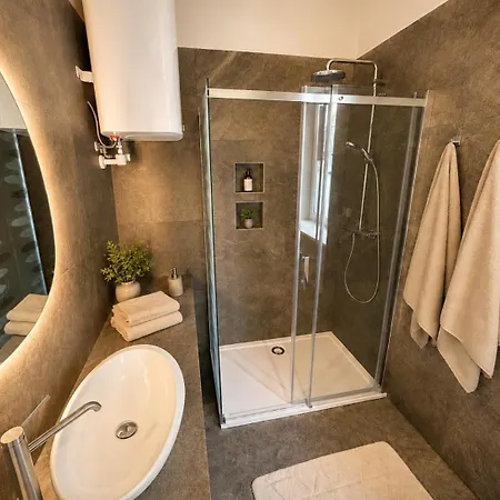Apartment Book-a-room 33 *